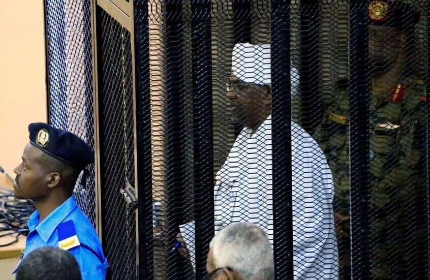 صورة مميزة: زوجة الرئيس السوداني السابق عمر البشير تنفي وفاته وتؤكد أنه في أتم الصحة والعافية