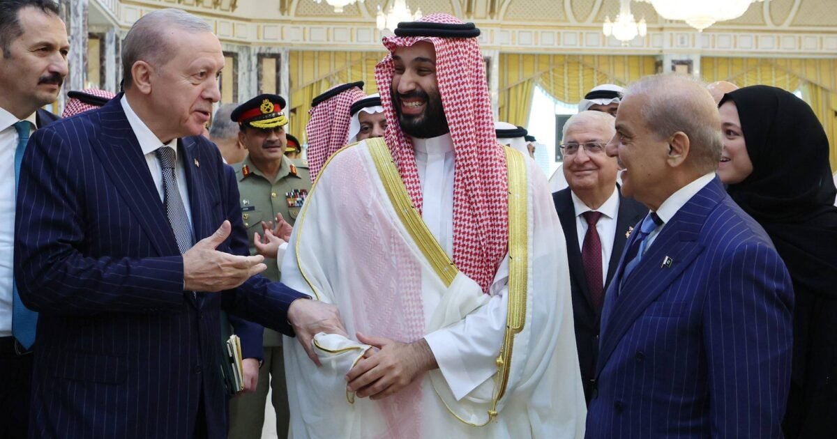 باكستان تنفي وجود قرار لتفعيل بند الدفاع في اتفاق مكة بعد هجمات الحوثيين