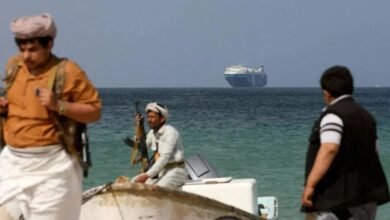 تقدم الحوثيين على الساحل وغموض بشأن قدرة إغلاق باب المندب