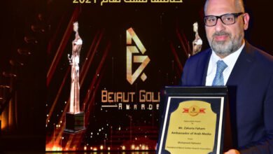 زكريا فحّام يختتم 2021 بتكريمه و نقيب الفنانين اللبنانيين والنجمة باتريسيا قُزحيا يُسلّمانه الدرع